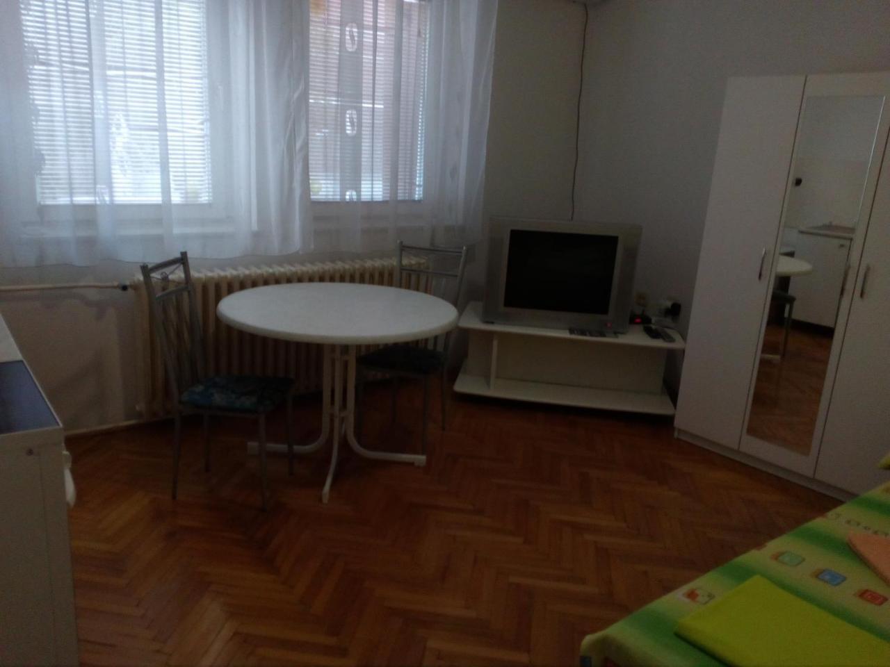 Hostel Corner 021 Novi Sad Buitenkant foto